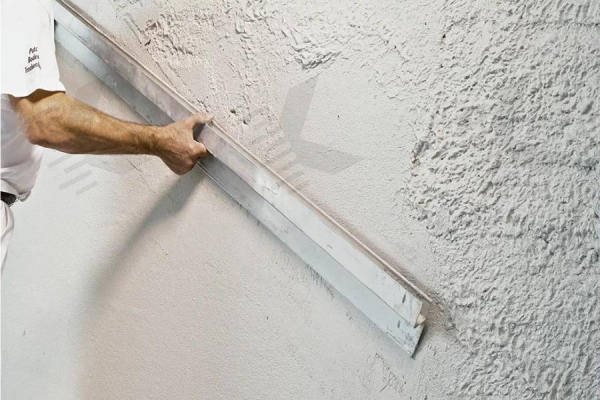 Нанесение штукатурки на стену