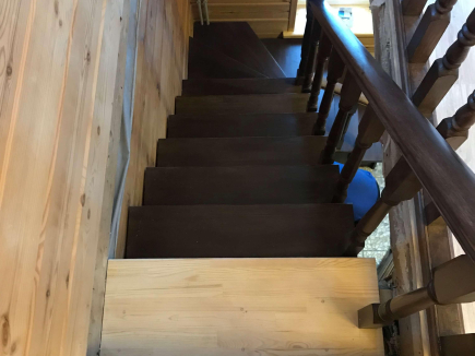 Bemalte hölzerne Dachbodentreppe — Baurechner online